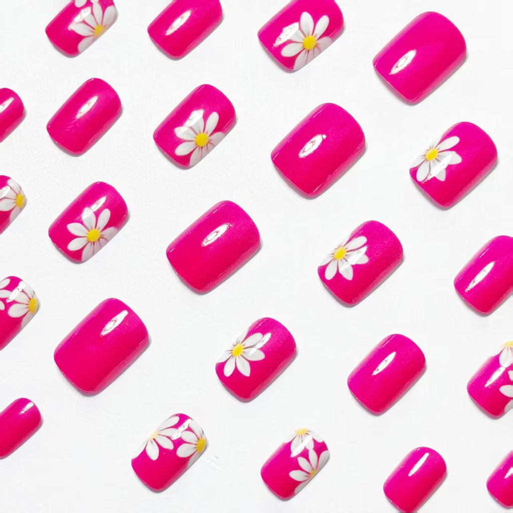 Artificial nails with floral designs 
Maetiva