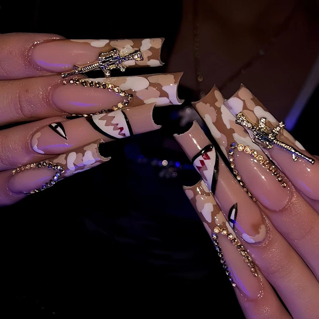 Artistic 3D Nail Extensions 
Maetiva