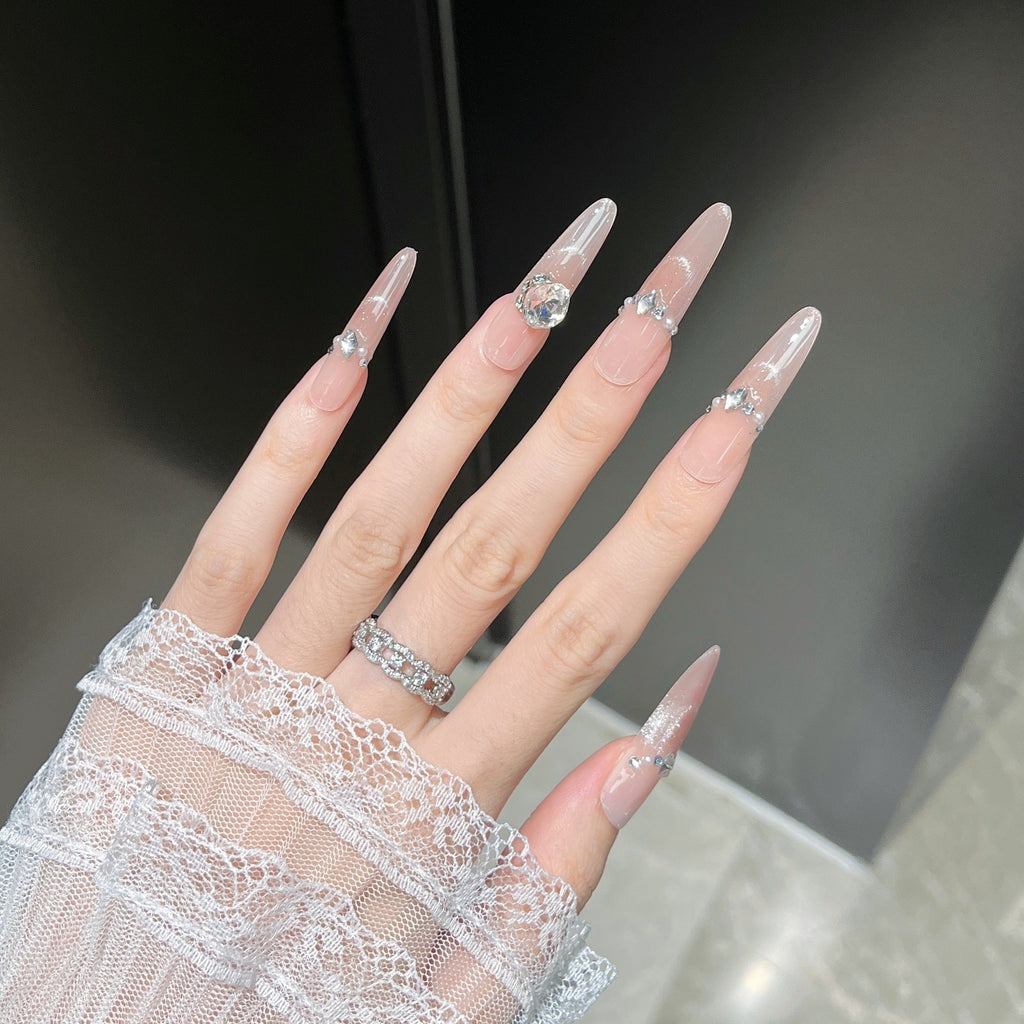 Elegant Decorative Press-On Nails 
Maetiva