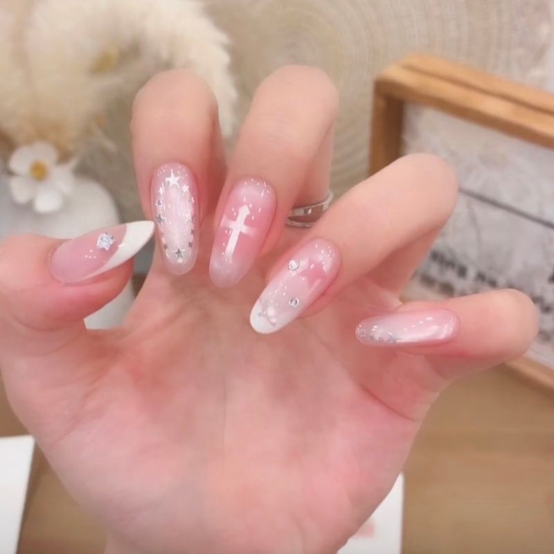 Artistic Floral-Embellished Press-On Nail Art 
Maetiva