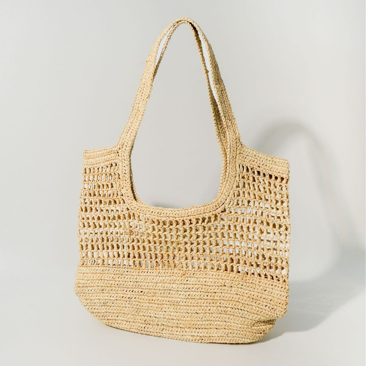 Spacious basket bag with fine mesh structure 
Maetiva