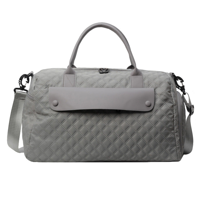 Sporty travel bag with ergonomic carrying system and water-repellent material 
Maetiva