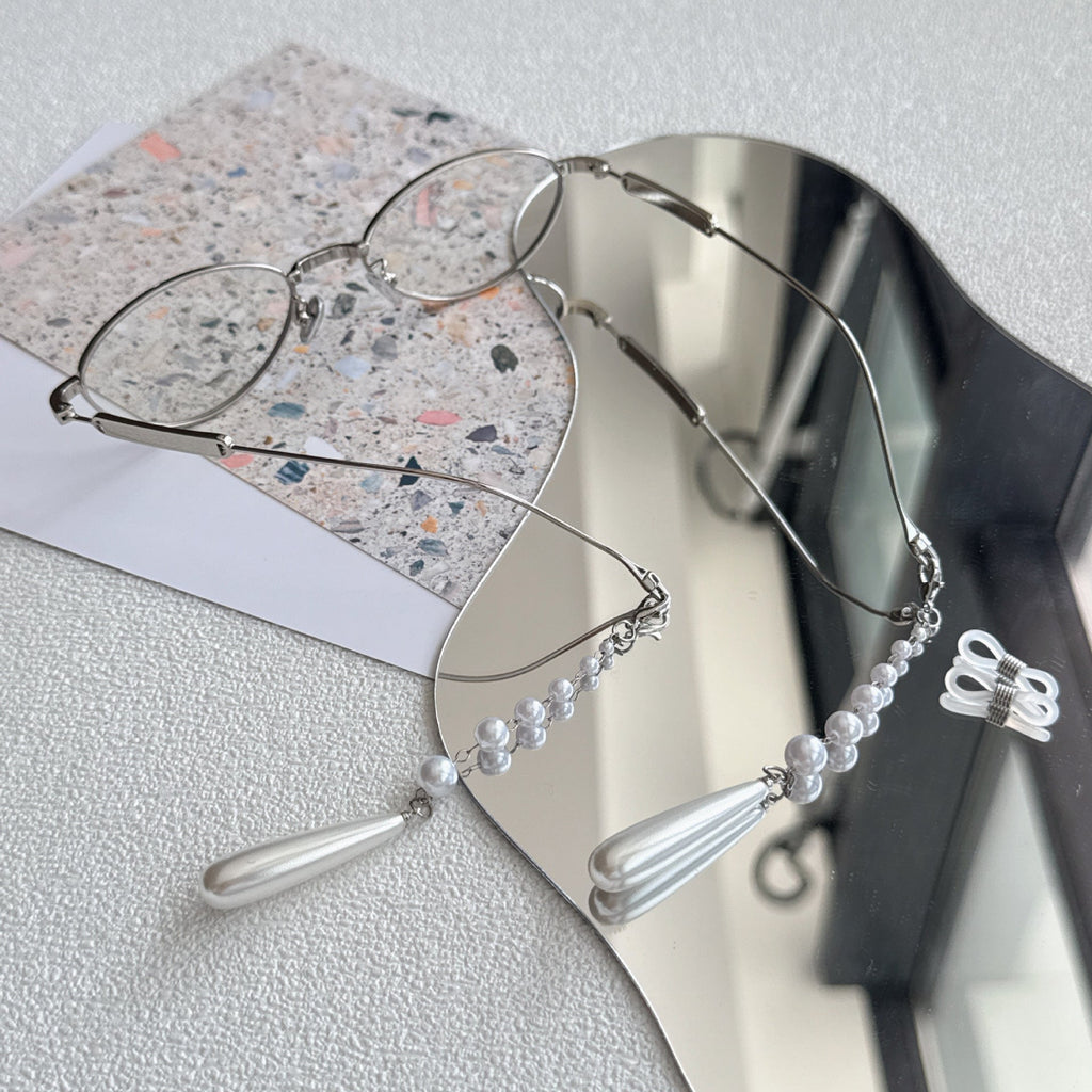 Elegant Pearl-Accented Eyewear Chain 
Maetiva