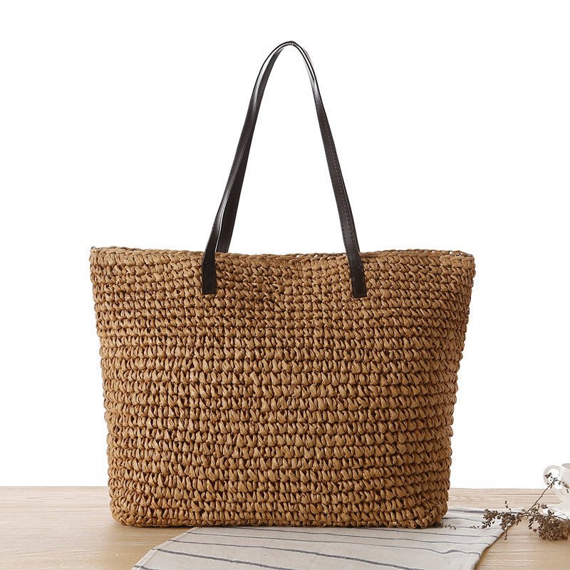 Braided beach bag with sturdy zipper 
Maetiva