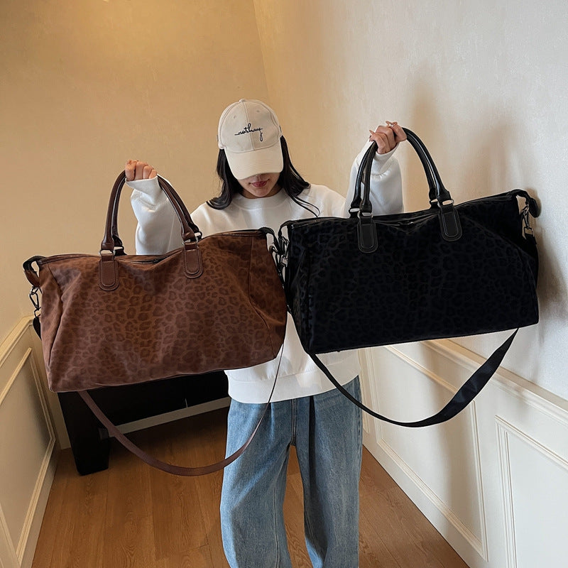 Fashionable travel bag with comfortable carrying handles 
Maetiva