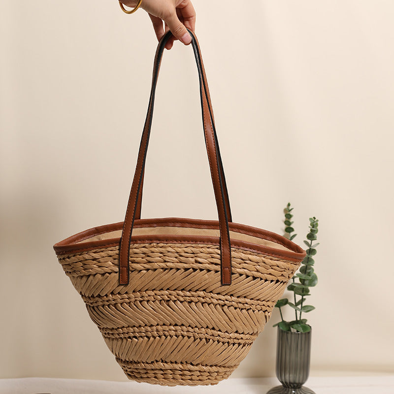 Braided basket bag with innovative leather handles 
Maetiva
