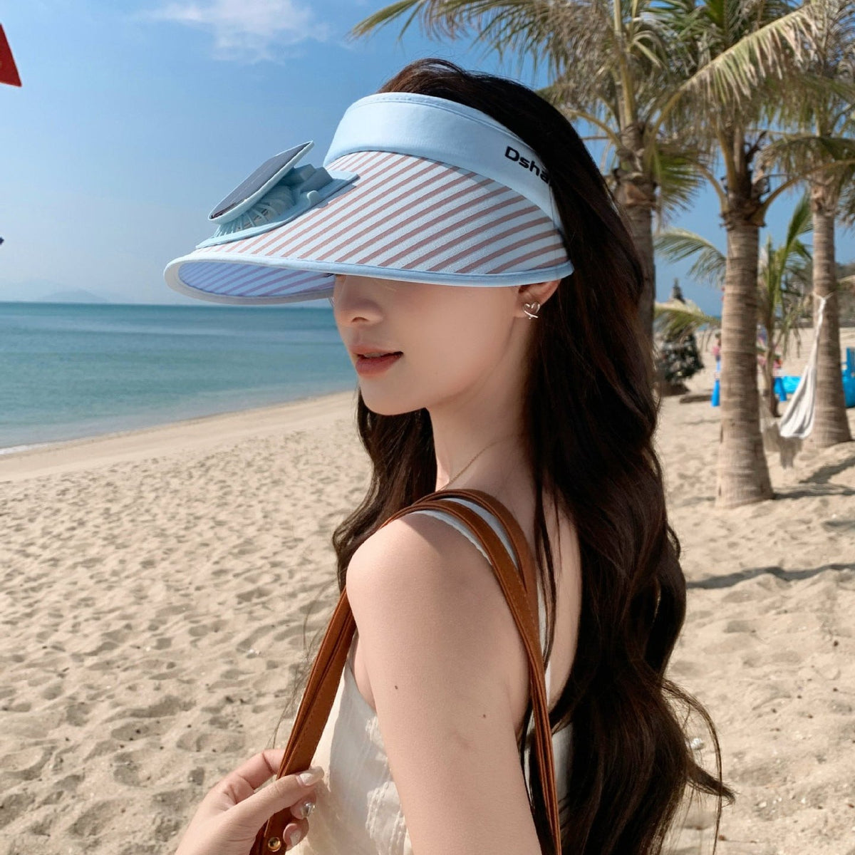 ’s sun protection visor with integrated solar panel, wide brim and adjustable headband 
Maetiva