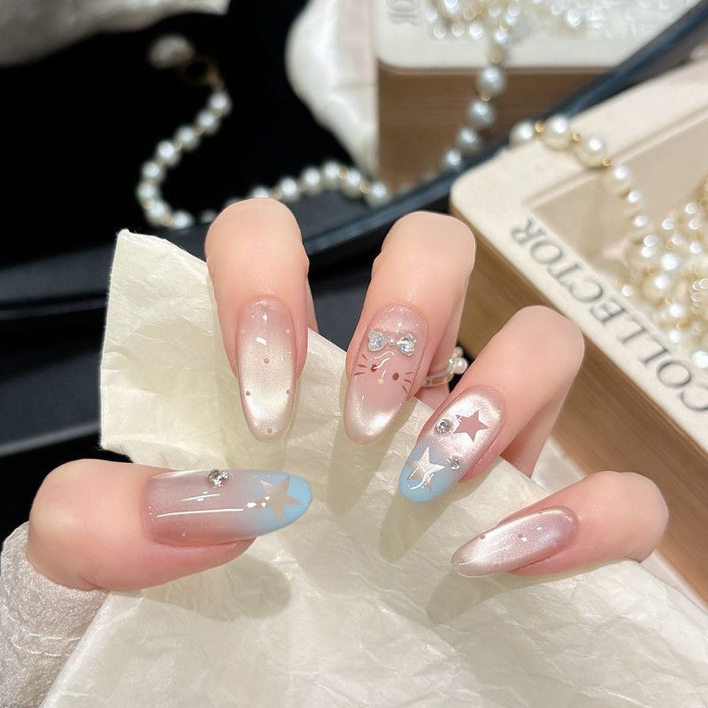 Artistic Floral-Embellished Press-On Nail Art 
Maetiva