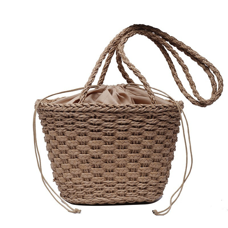 Hand-knotted straw tote bag 
Maetiva