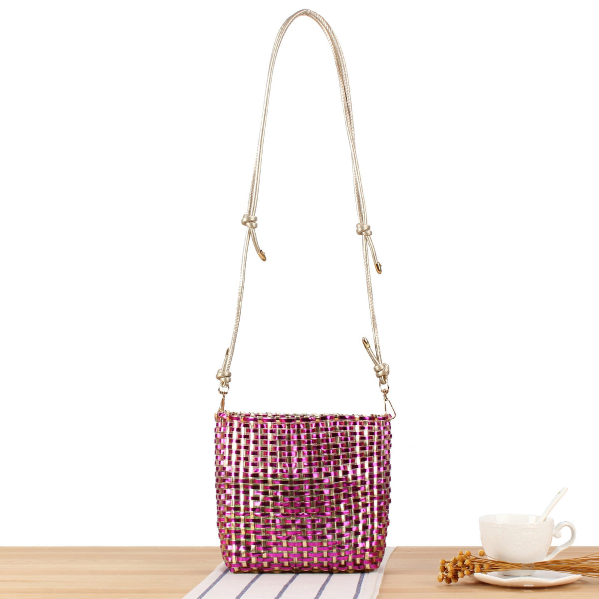Shoulder bag made of handwoven synthetic material with fashionable sliding mechanism 
Maetiva