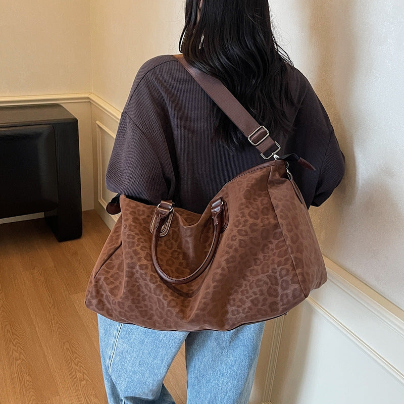 Fashionable travel bag with comfortable carrying handles 
Maetiva
