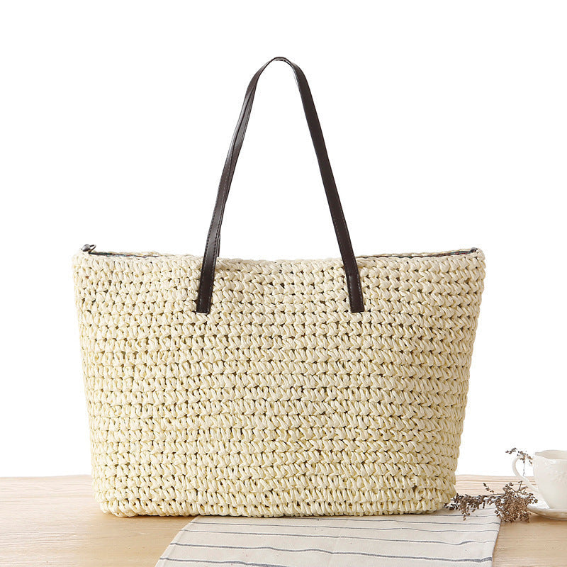 Braided beach bag with sturdy zipper 
Maetiva