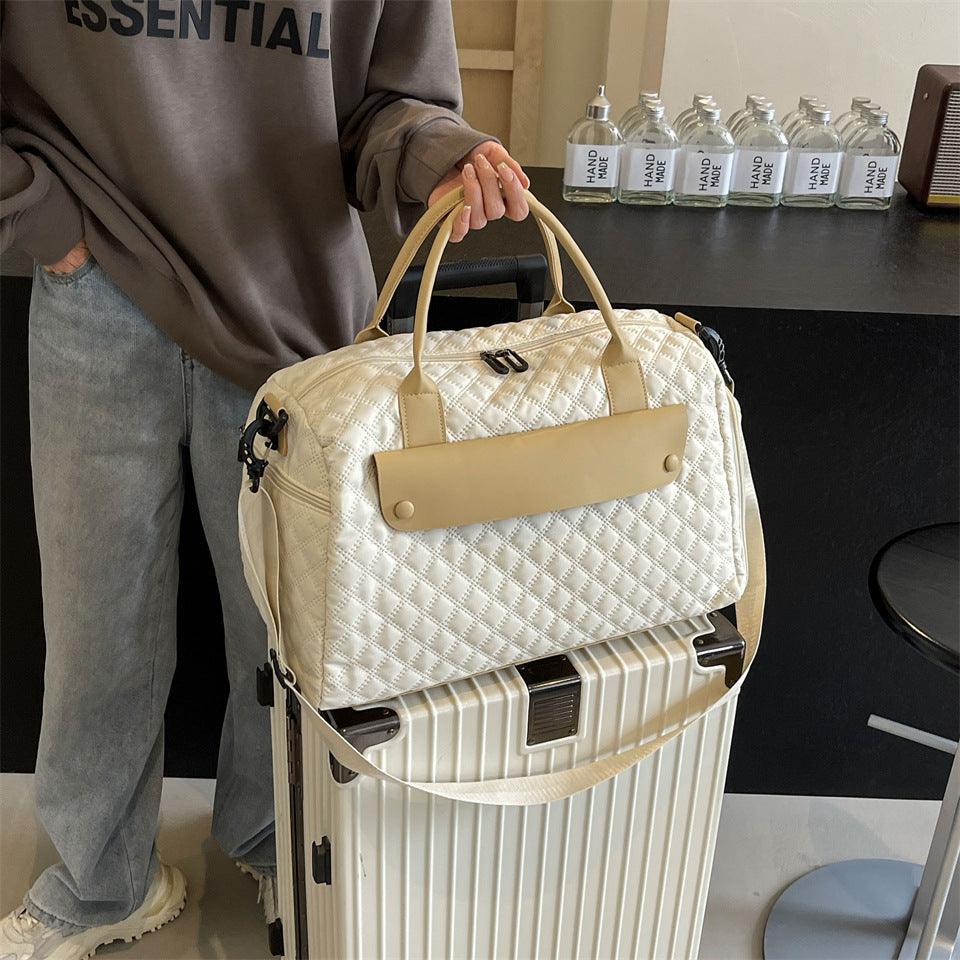 Sporty travel bag with ergonomic carrying system and water-repellent material 
Maetiva