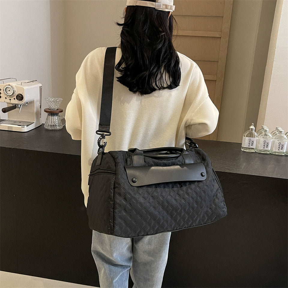 Sporty travel bag with ergonomic carrying system and water-repellent material 
Maetiva