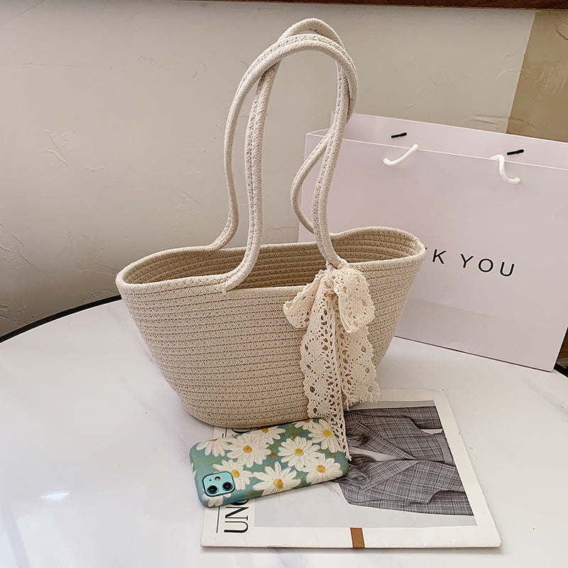 Handcrafted straw bag with lace accent 
Maetiva