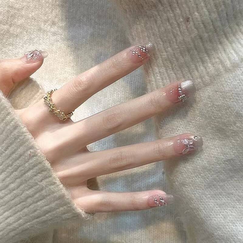 Artistic Floral-Embellished Press-On Nail Art 
Maetiva