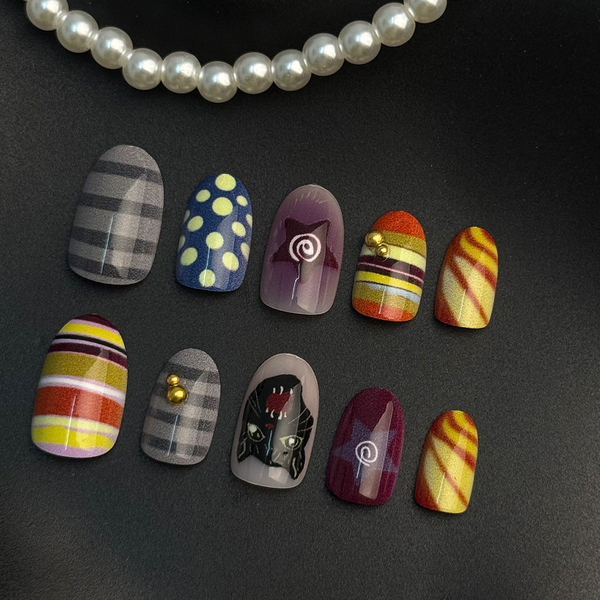Artificial nails with creative patterns and unique details 
Maetiva