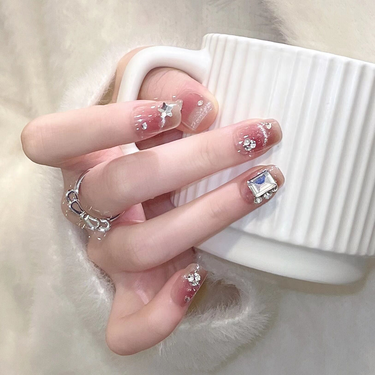 Artistic Floral-Embellished Press-On Nail Art 
Maetiva