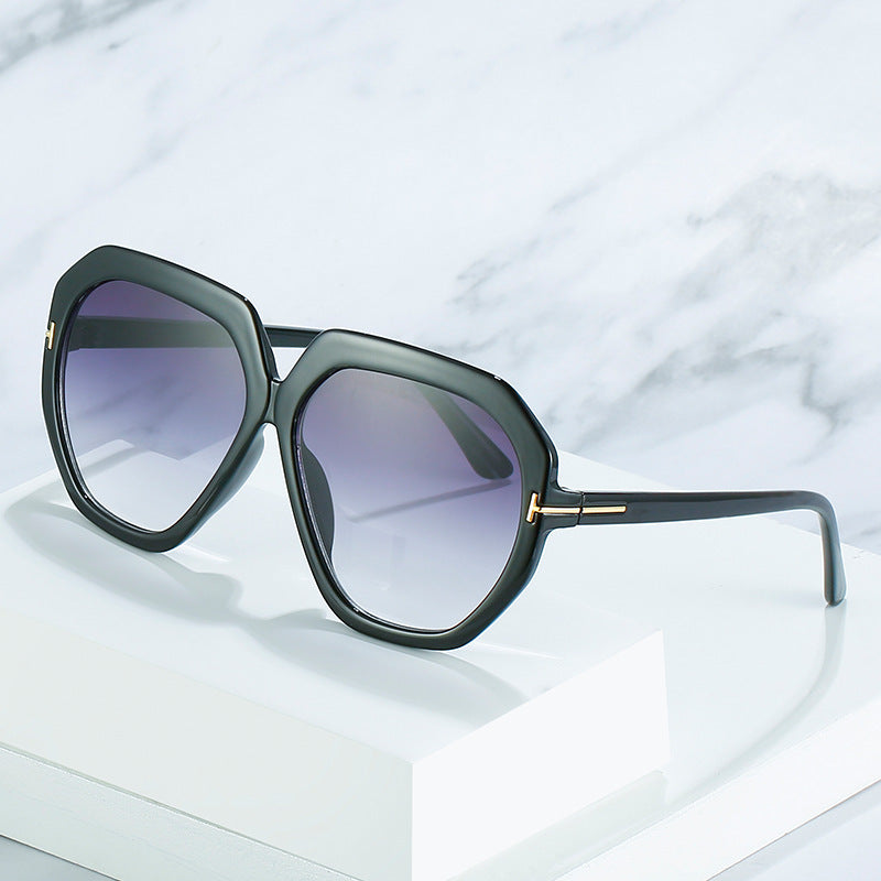 Fashion-Forward Oversized Hexagonal Sunglasses 
Maetiva