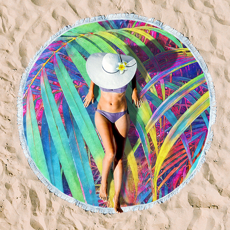 Round beach towel with tropical palm pattern 
Maetiva