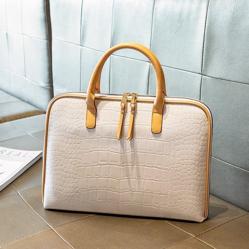 Elegant Handbag in Crocodile Look 
Maetiva