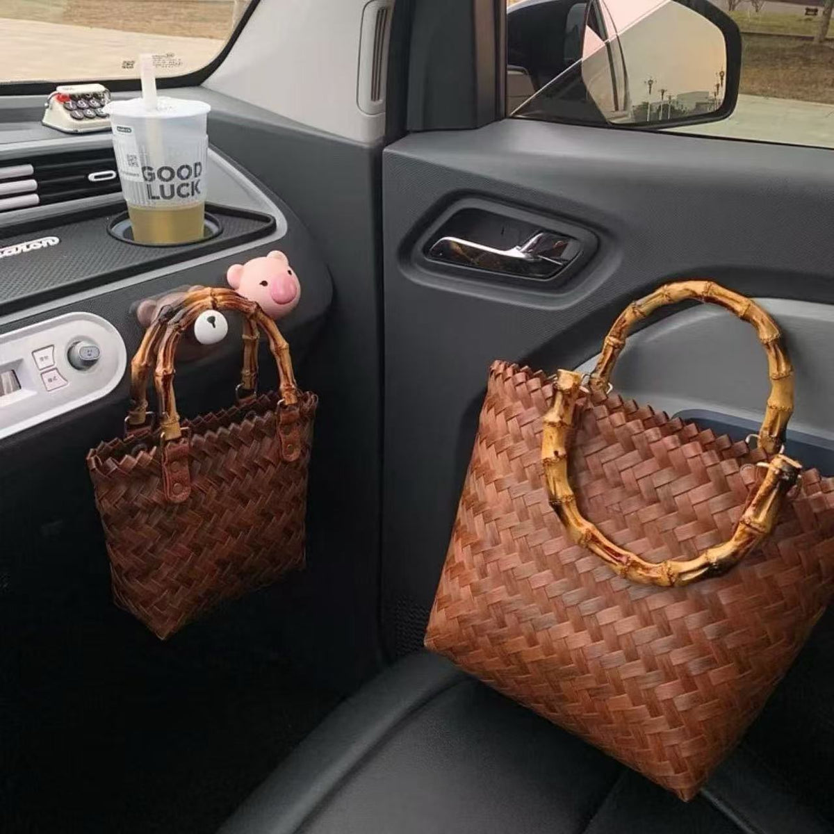 Handwoven basket bag with bamboo handles 
Maetiva
