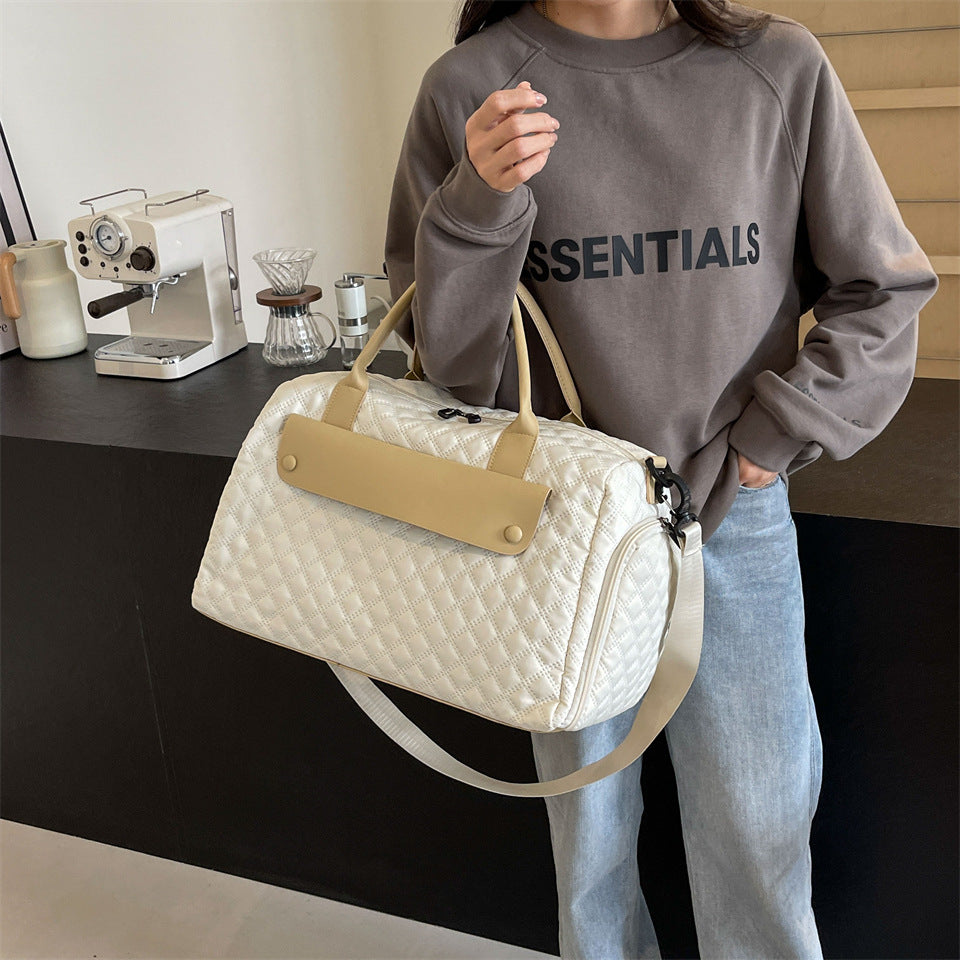Sporty travel bag with ergonomic carrying system and water-repellent material 
Maetiva