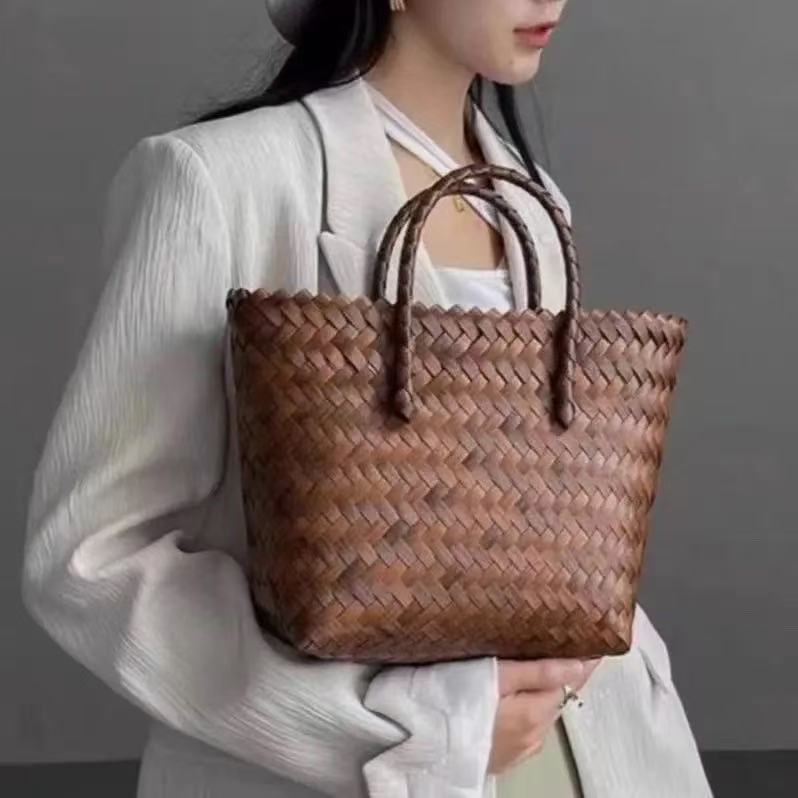 Handwoven basket bag with bamboo handles 
Maetiva