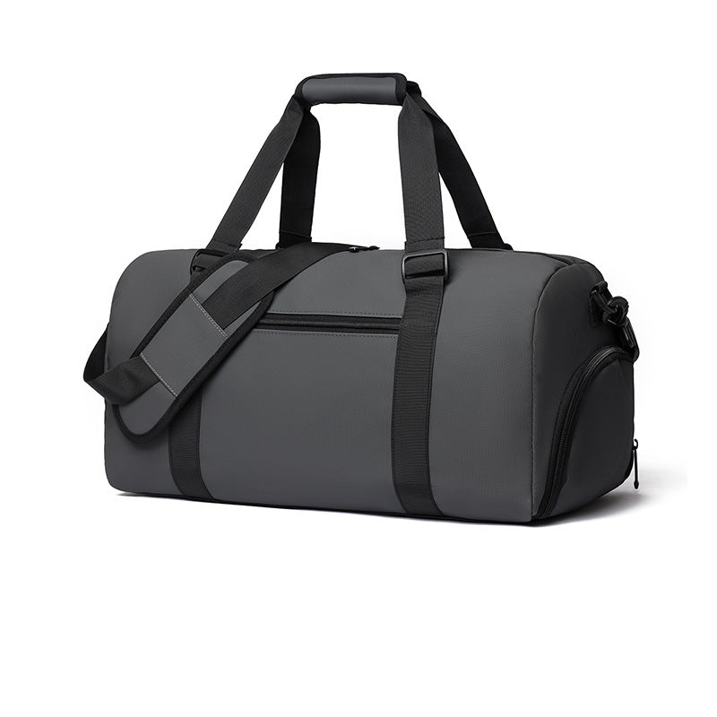 Versatile sports duffel bag with practical compartments 
Maetiva