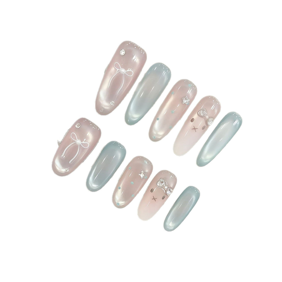 Artificial nails with playful details 
Maetiva