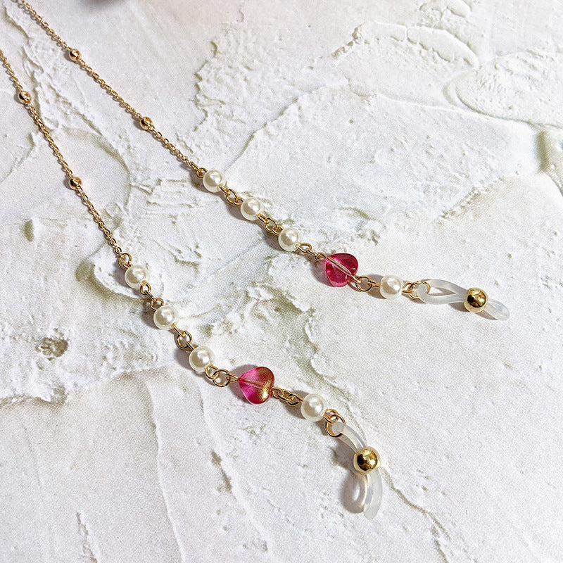 Delicate jewelry chain with pearls and crystals 
Maetiva