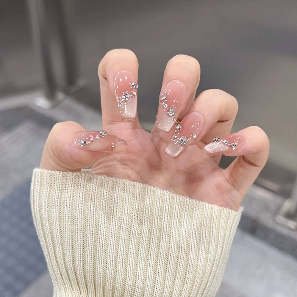 Artistic Floral-Embellished Press-On Nail Art 
Maetiva