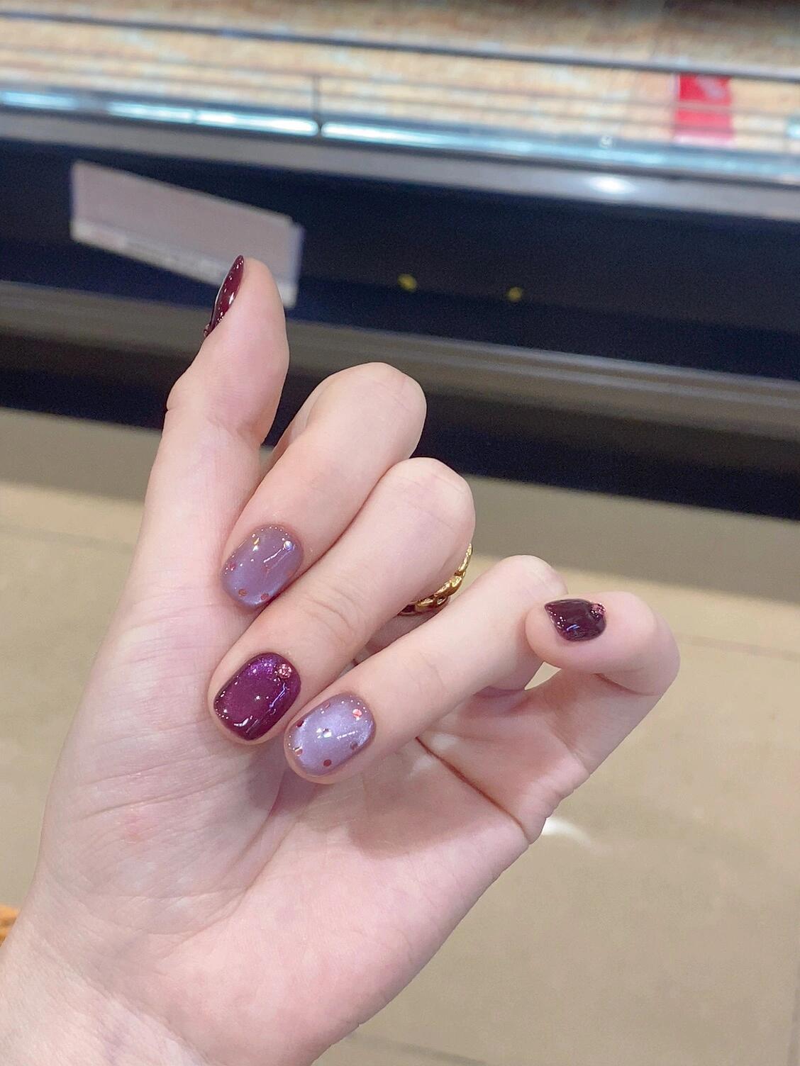 Artificial nails with unique glitter accents 
Maetiva