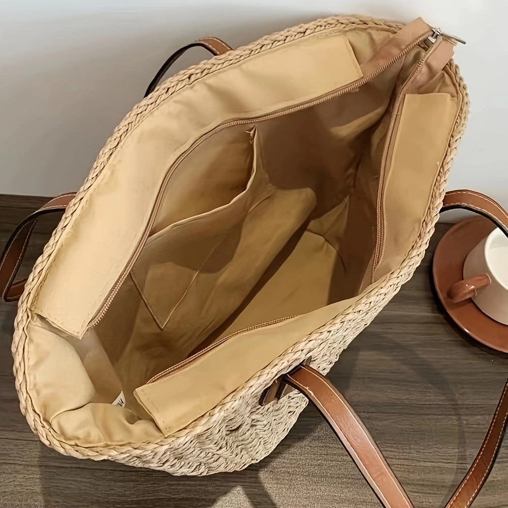 Handbag made of woven natural material with elegant leather handles 
Maetiva