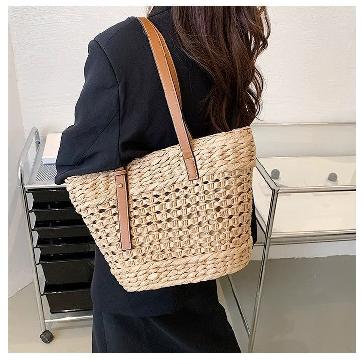 Handbag with Elegant Woven Design 
Maetiva