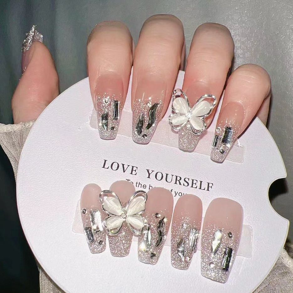 Artistic Floral-Embellished Press-On Nail Art 
Maetiva