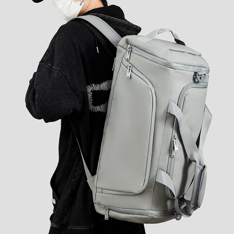 Spacious sports duffel bag with practical compartments 
Maetiva
