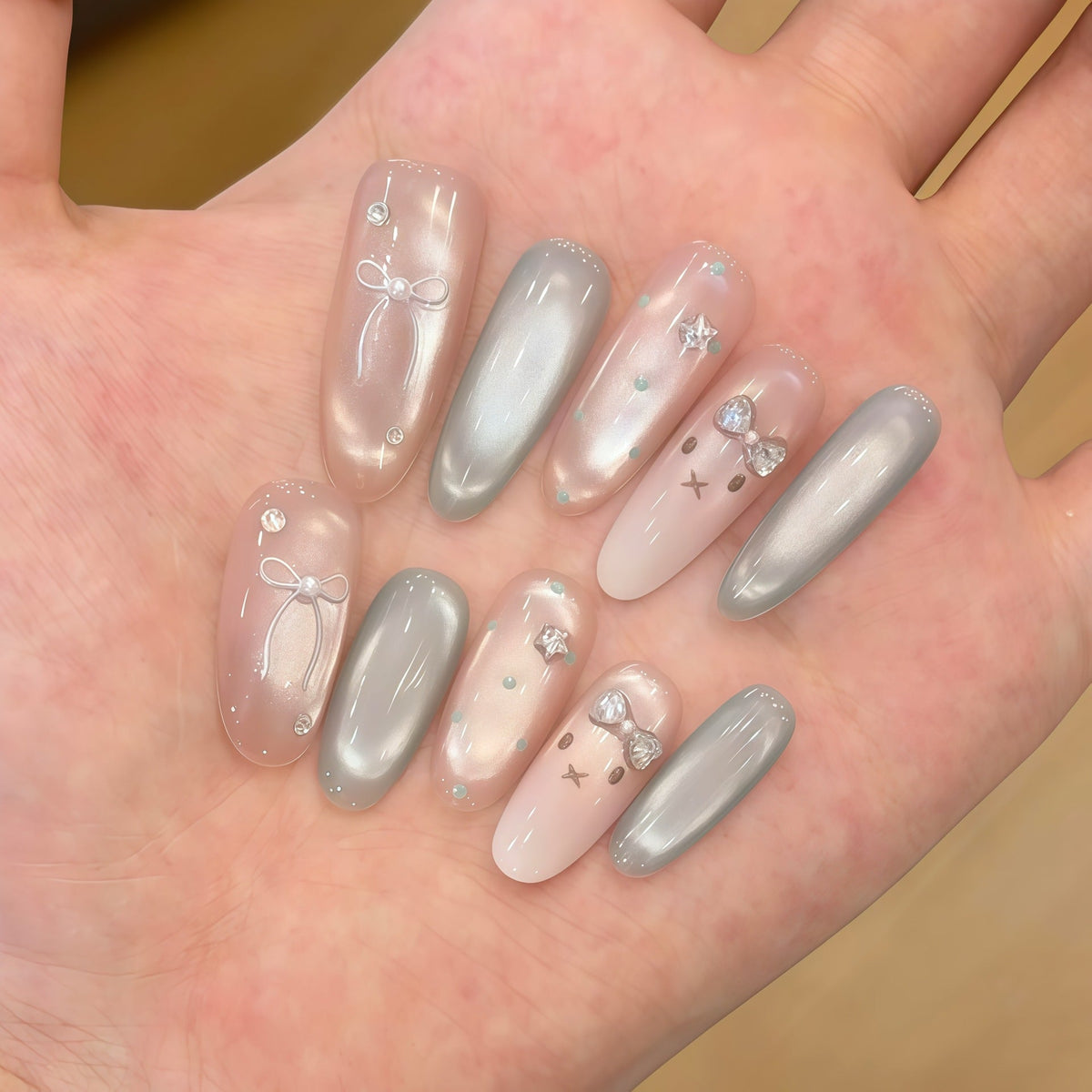 Artificial nails with playful details 
Maetiva