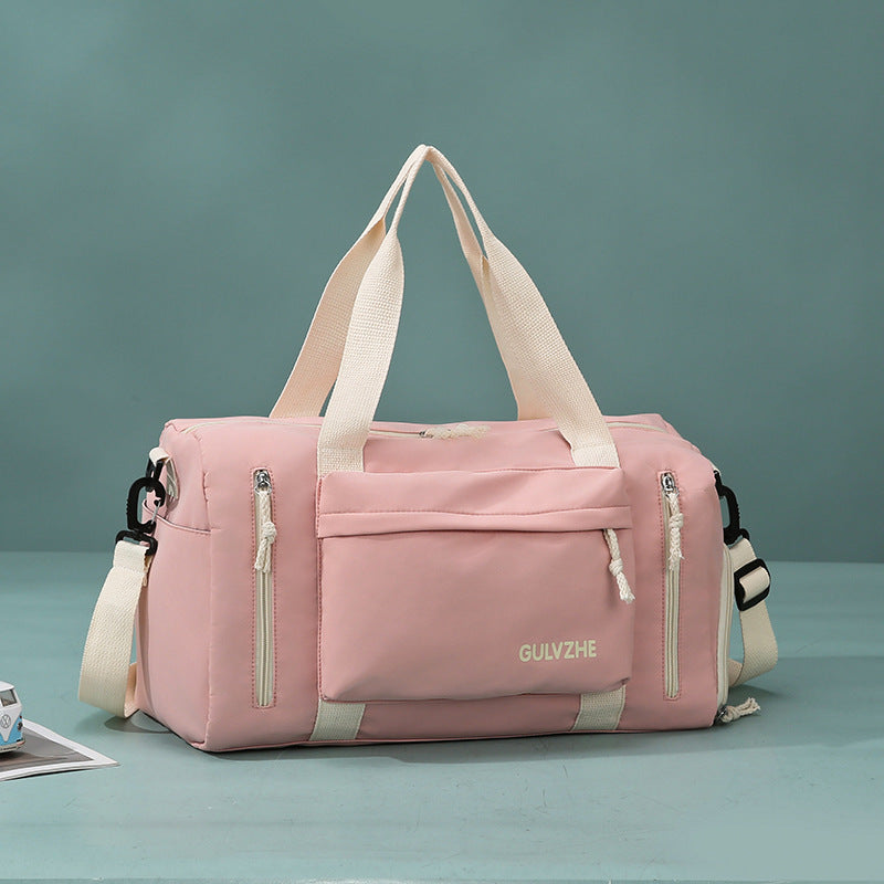 Sporty travel bag with versatile organizational options 
Maetiva