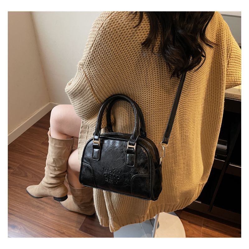 Elegant Leather Handbag 
Maetiva