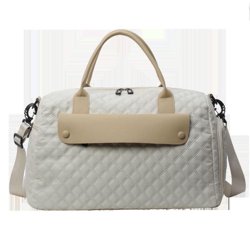Sporty travel bag with ergonomic carrying system and water-repellent material 
Maetiva