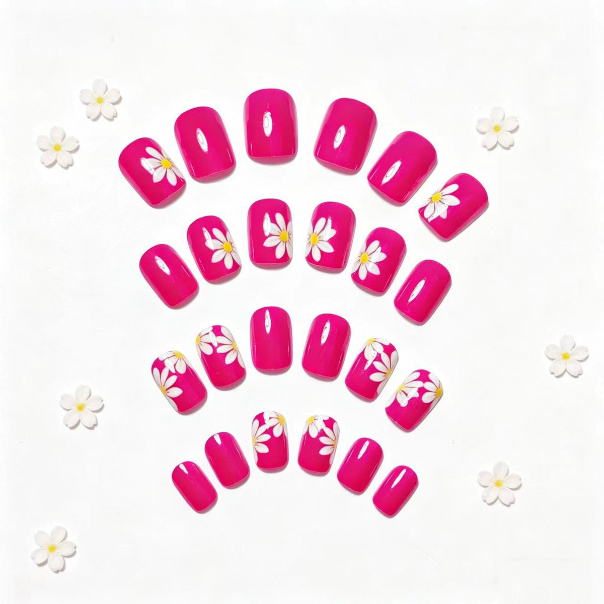 Artificial nails with floral designs 
Maetiva