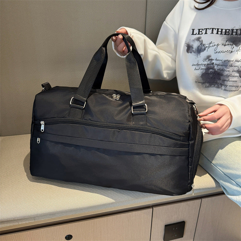 Elegant Travel Bag With Practical Organizational Elements 
Maetiva