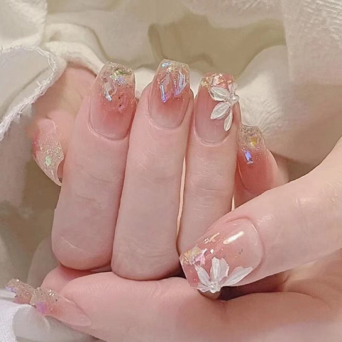Artistic Floral-Embellished Press-On Nail Art 
Maetiva