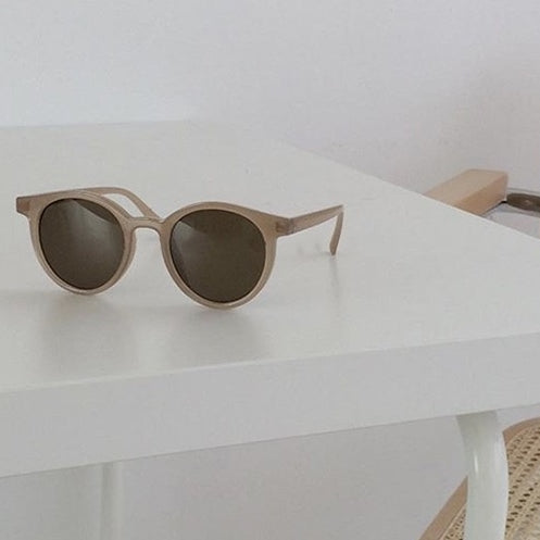 Fashionable Round Sunglasses in Minimalist Design 
Maetiva