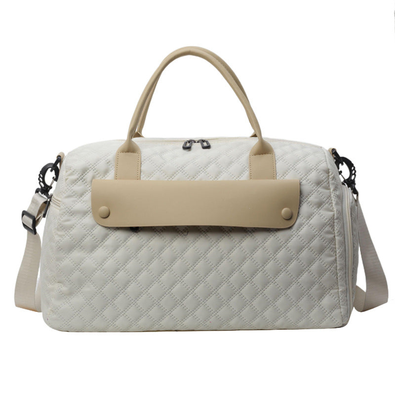 Sporty travel bag with ergonomic carrying system and water-repellent material 
Maetiva