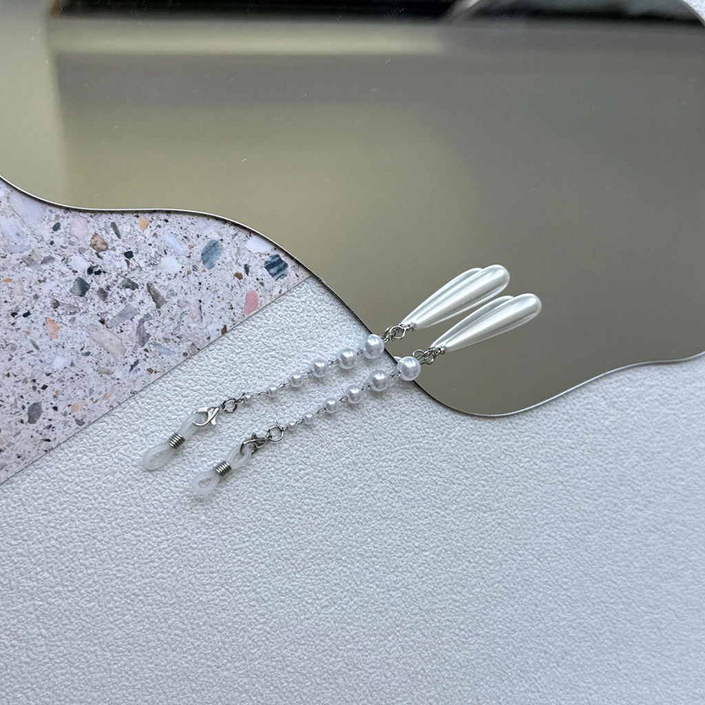 Elegant Pearl-Accented Eyewear Chain 
Maetiva