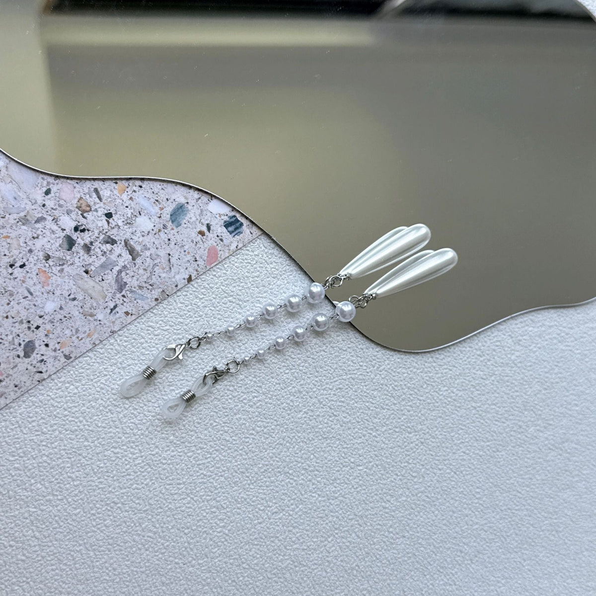 Elegant Pearl-Accented Eyewear Chain 
Maetiva