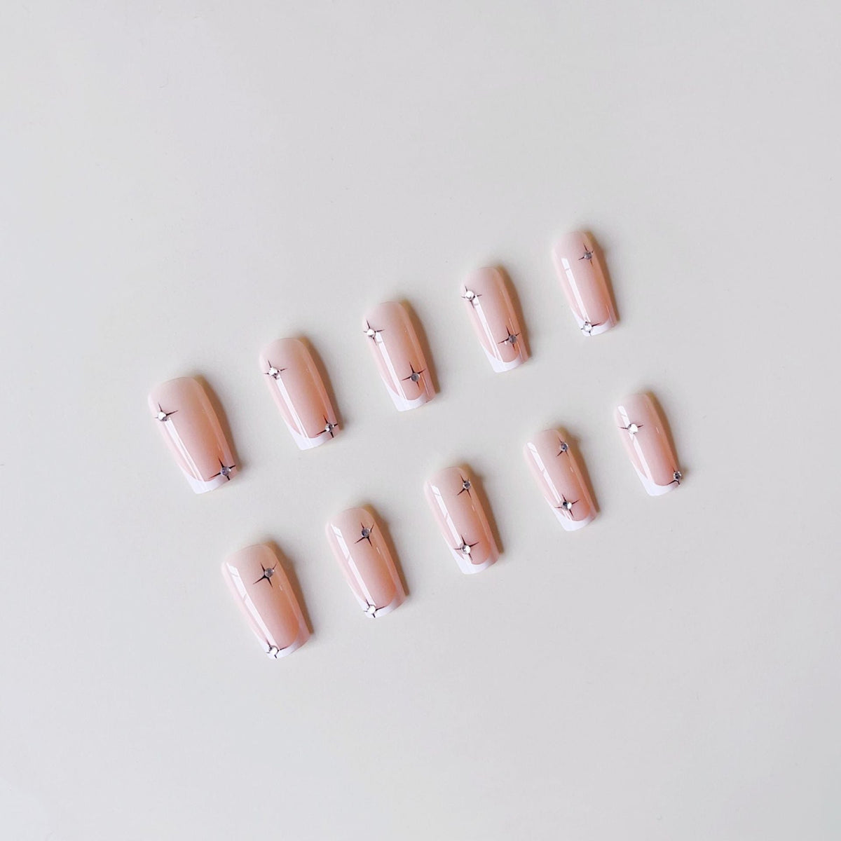 Artificial nail tips with elegant French tips 
Maetiva
